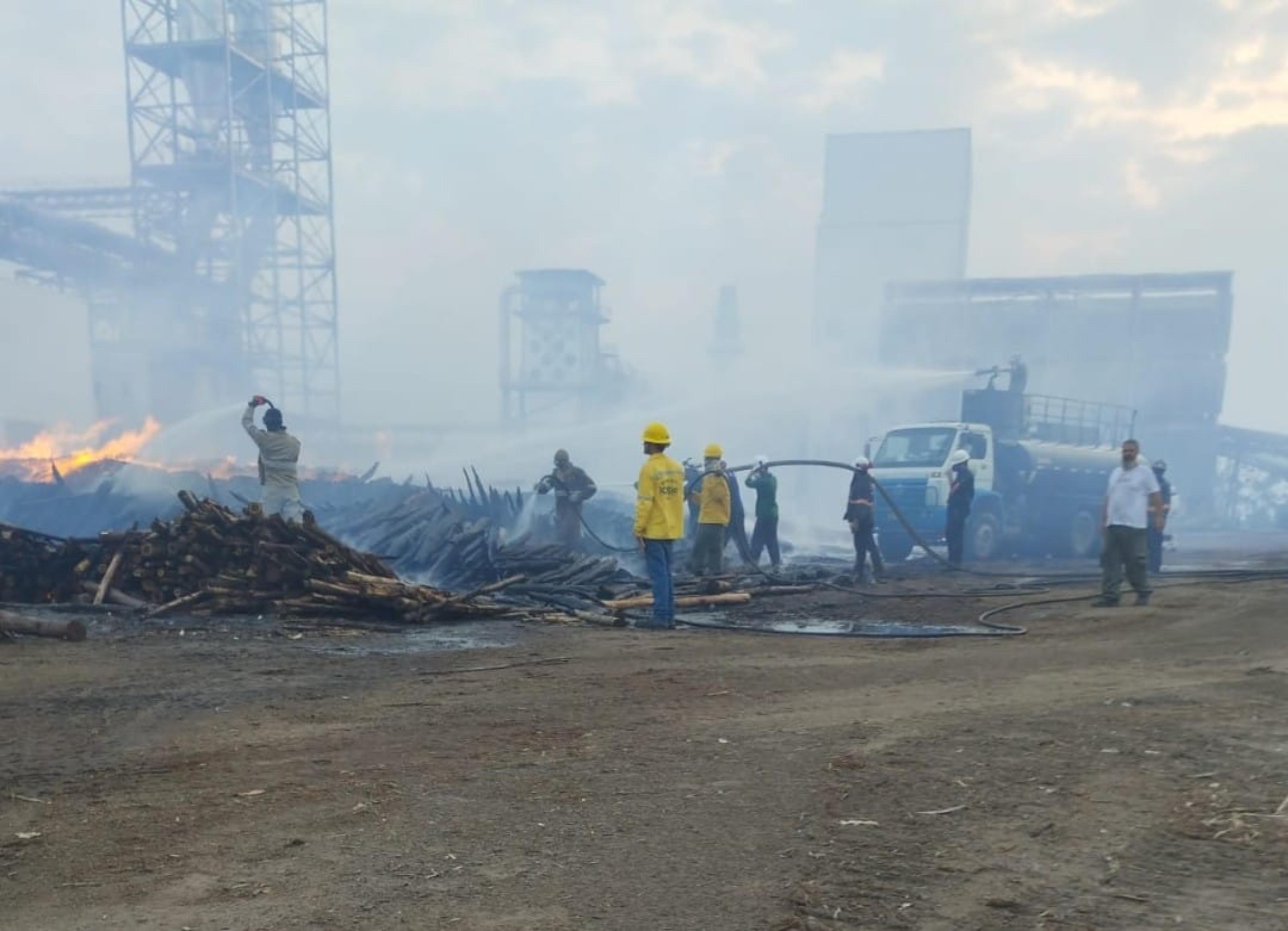 Segundo a corporação, o fogo está restrito aos silos de biomassa, onde os militares realizam o resfriamento