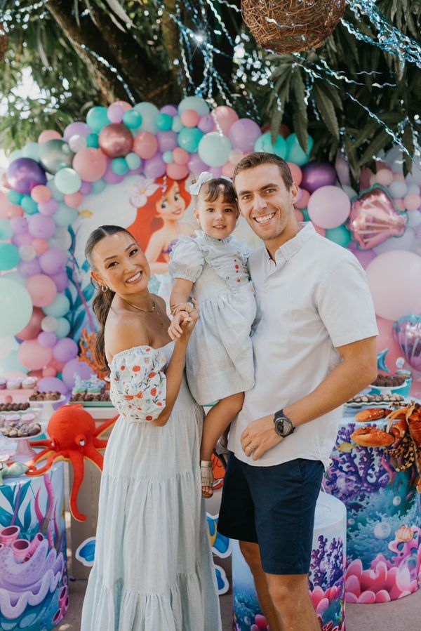 Juliana Kwak e Angelo Dalla Bernardina celebram os 3 anos de Heloisa