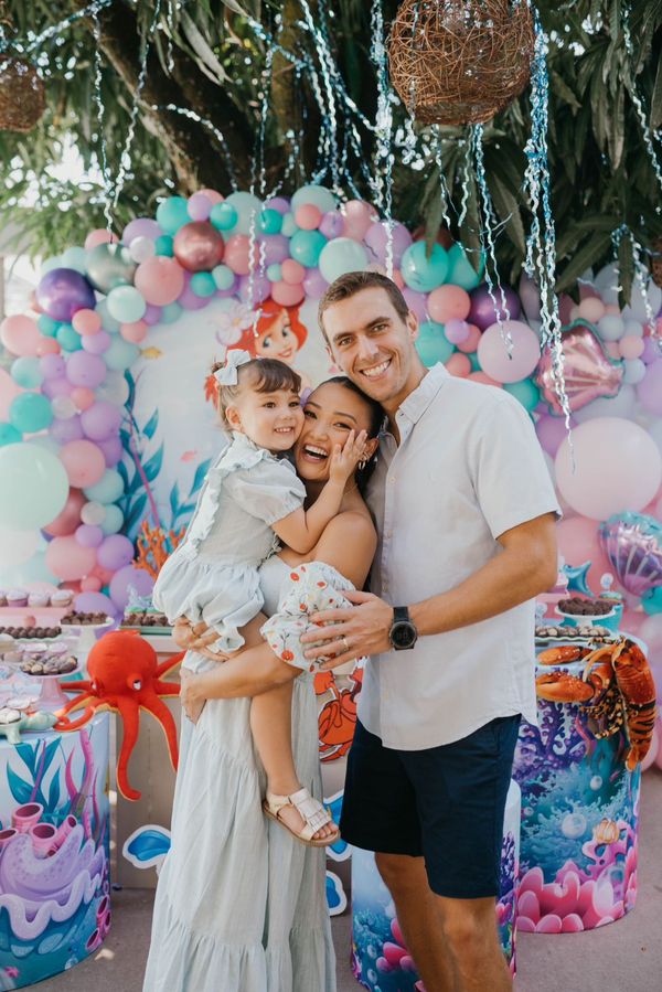 Juliana Kwak e Angelo Dalla Bernardina celebram os 3 anos de Heloisa