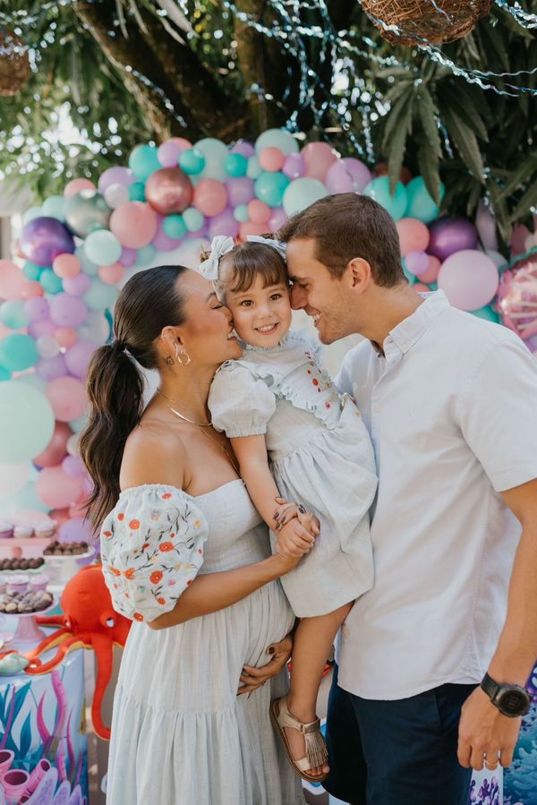 Juliana Kwak e Angelo Dalla Bernardina celebram os 3 anos de Heloisa