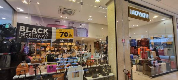 Lojas estarão com identificação nas vitrines, apontando as promoções por Shopping Vitória/Divulgação