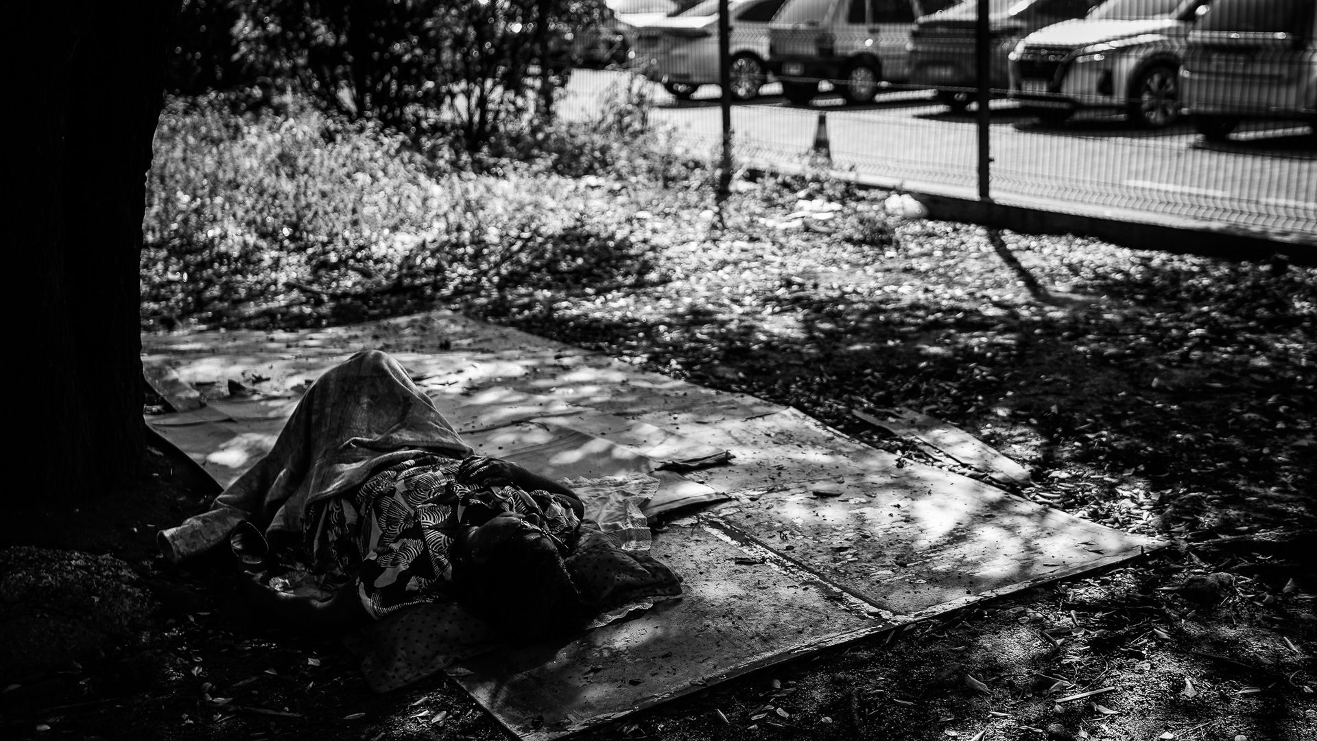Paciente do interior que busca tratamento em Vitória descansa no estacionamento do HEMOES