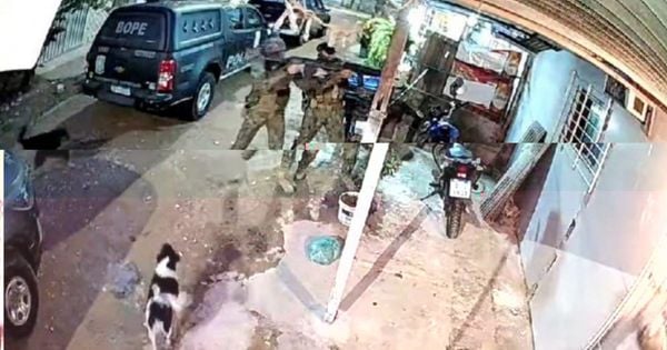 O caso foi registrado por câmeras de segurança. As imagens mostram o momento em que os policiais abrem o portão de uma casa e, minutos depois, saem do imóvel com um corpo em um lençol