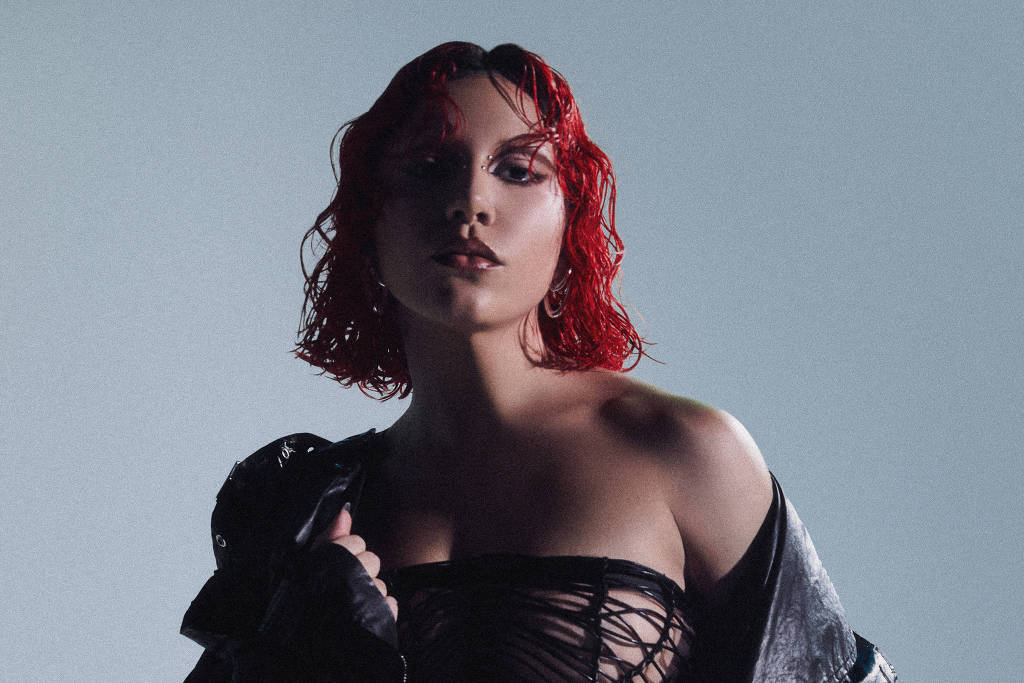Agora com cabelos vermelhos, artista quer mostrar lado 'pop e versátil' em nova fase da carreira ao lançar álbum