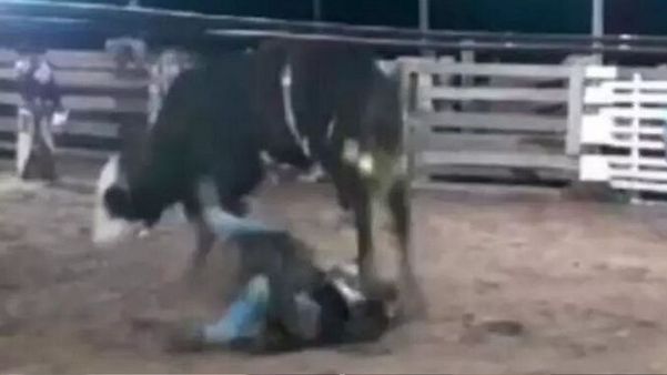 Darlison Barbosa de Souza se desequilibrou do touro e caiu enquanto treinava a montaria. Já no chão, foi atingido pelas patas do animal