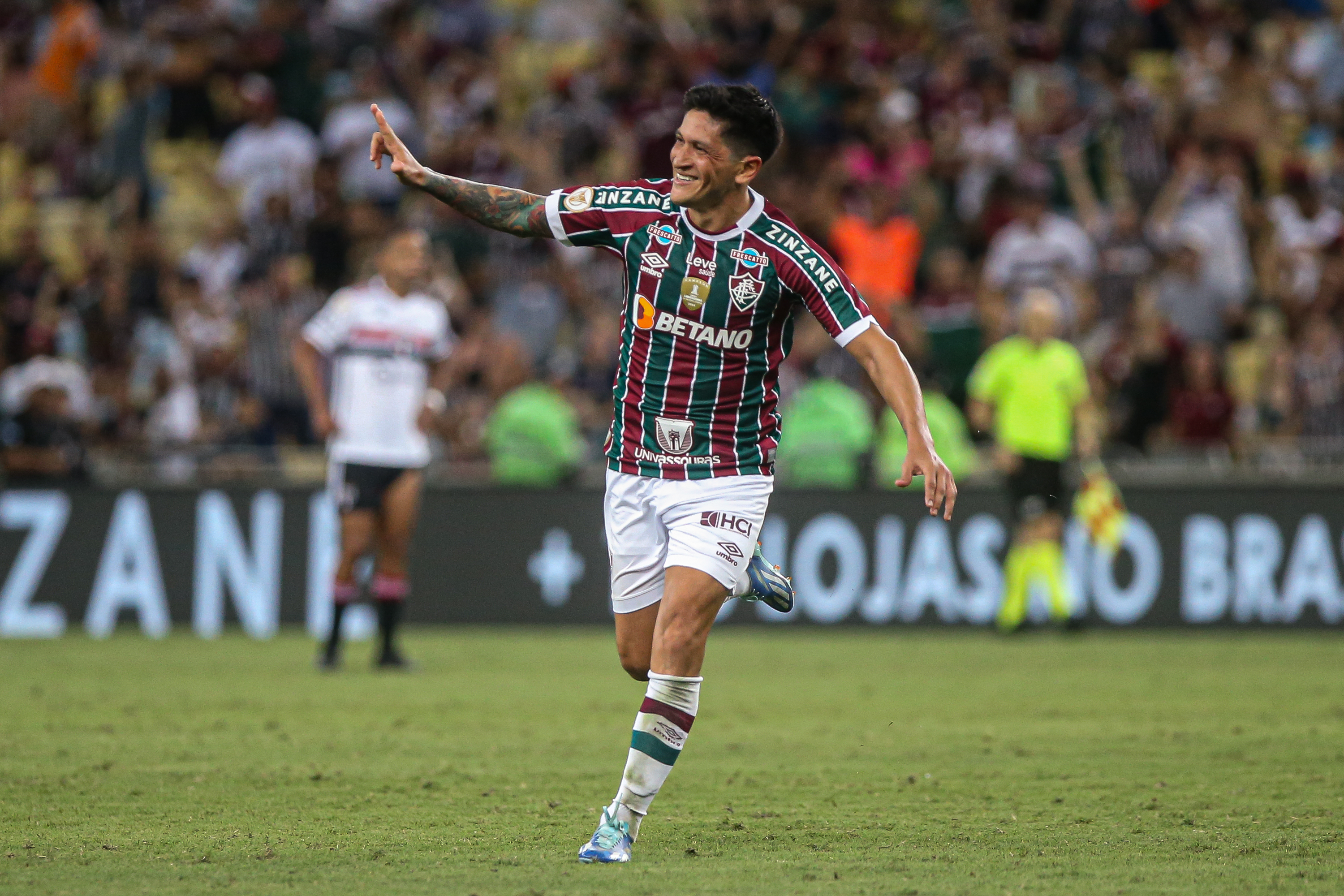 Clima amistoso ficou só nas homenagens. Em campo, clima hostil e partida muito disputada. No fim, melhor para o Tricolor Carioca