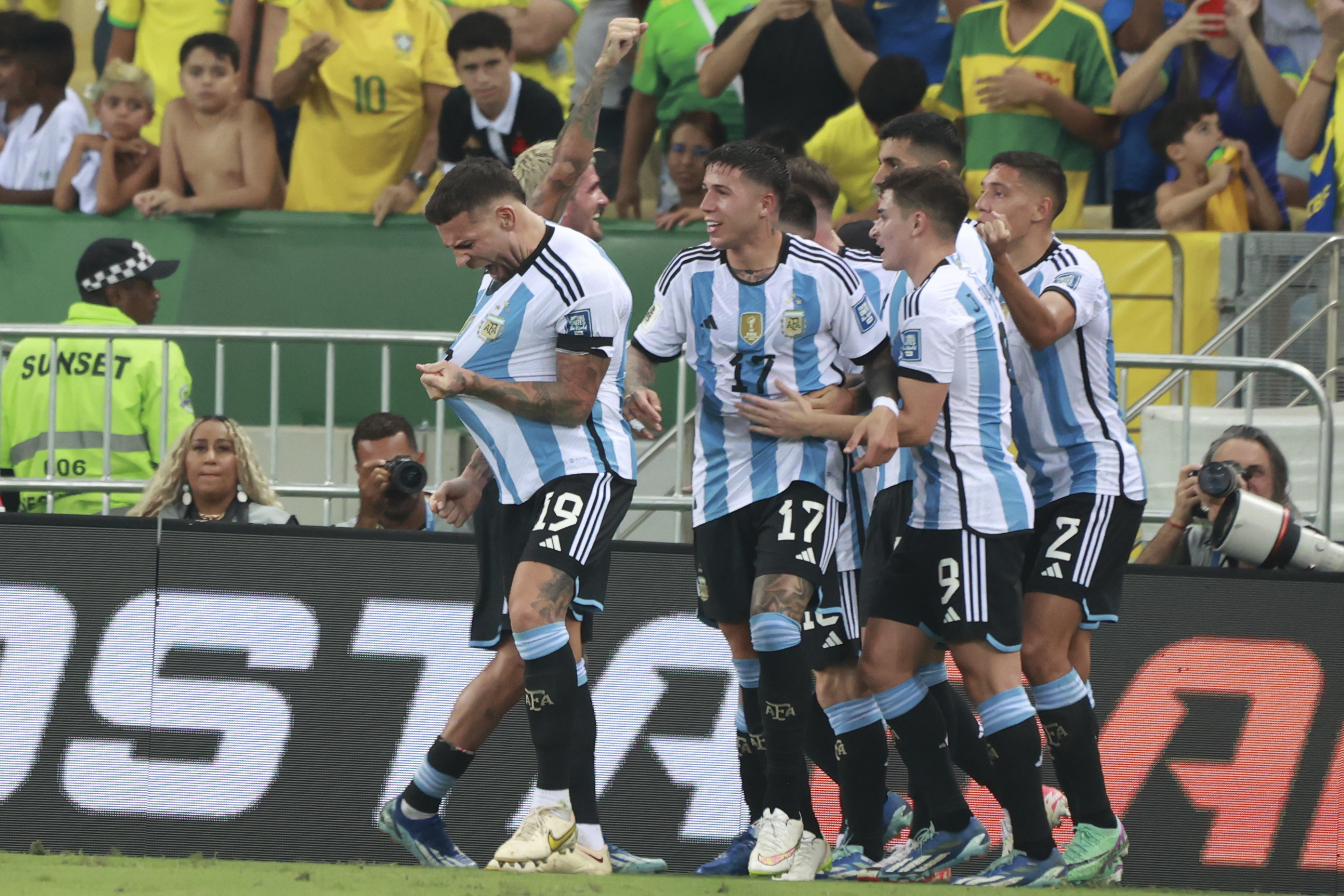 Olé e vergonha: Brasil cai para Argentina em jogo marcado por pancadaria