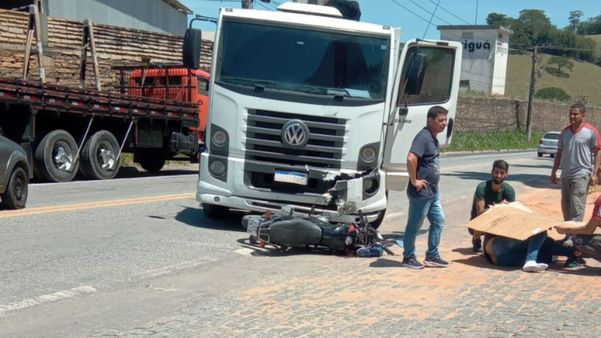 Motociclista é socorrido após ser atingido por caminhão em Cachoeiro