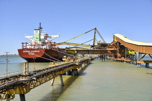 O graneleiro com as velas abaixadas descarregando no Porto de Tubarão 