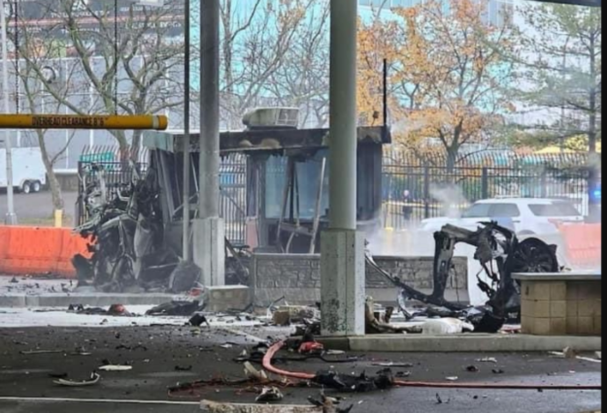 O veículo tinha dois ocupantes e seguia em alta velocidade até bater contra uma guarita da ponte, pegar fogo e explodir