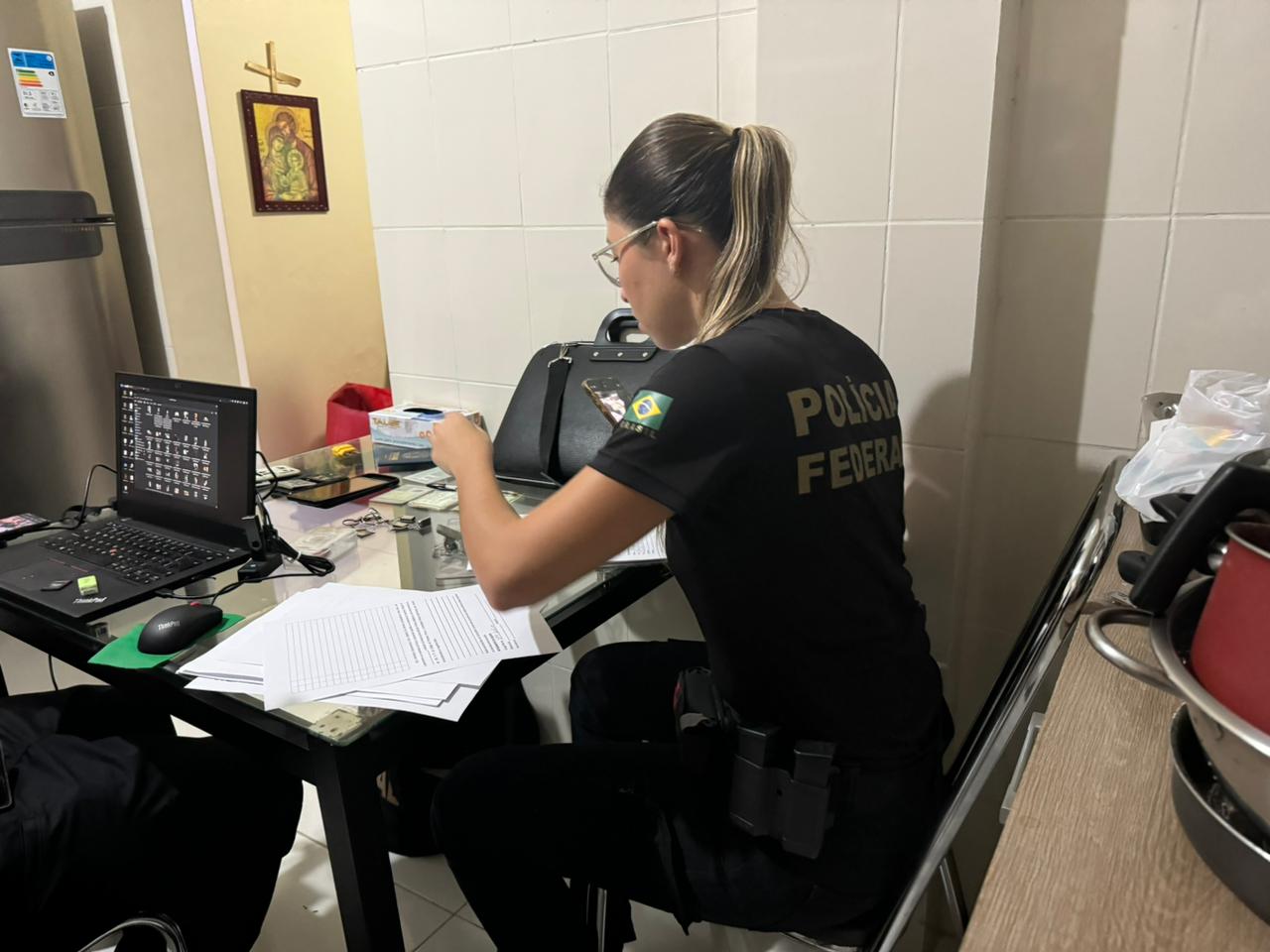 Polícia Federal prendeu o homem na Serra e fez apreensões na casa de um suspeito em Vila Velha, levando um notebook e um celular que serão periciados