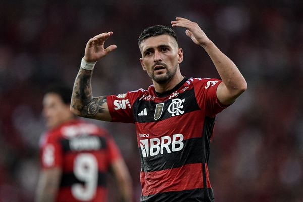 Flamengo vence Bragantino e entra na briga pelo título do
