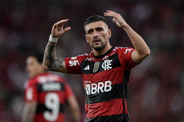 Arrascaeta faz mágica, Flamengo vence Bragantino e agita Brasileirão