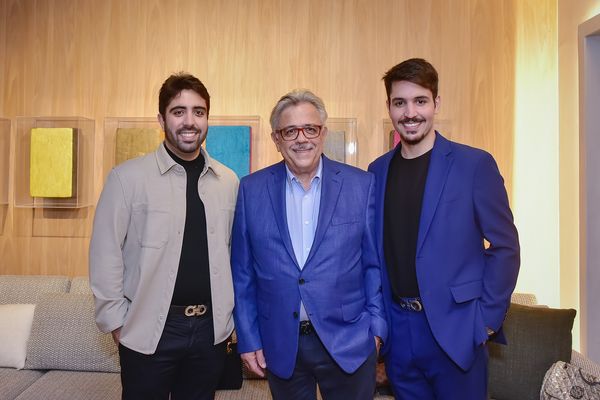 Dr. Ariosto Santos com os filhos Ariosto Neto e Arthur Santos