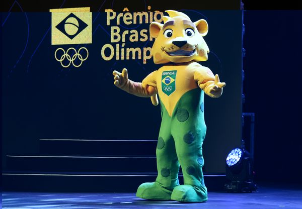 Ginga, mascote do Time Brasil, no palco do Prêmio Brasil Olímpico