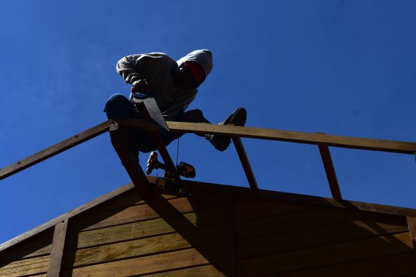 Montagem da árvore e vila do papai noel na Praça do Papa por Fernando Madeira