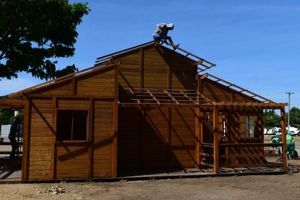 Montagem da árvore e vila do papai noel na Praça do Papa por Fernando Madeira