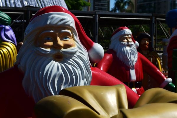 Montagem da árvore e vila do papai noel na Praça do Papa por Fernando Madeira