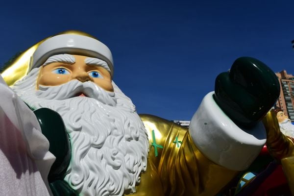 Montagem da árvore e vila do papai noel na Praça do Papa por Fernando Madeira