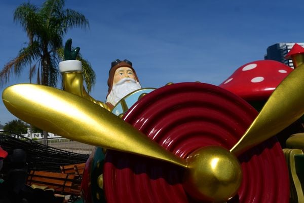 Montagem da árvore e vila do papai noel na Praça do Papa por Fernando Madeira