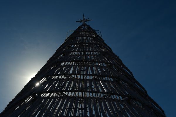 Montagem da árvore e vila do papai noel na Praça do Papa por Fernando Madeira