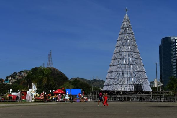Montagem da árvore e vila do papai noel na Praça do Papa por Fernando Madeira