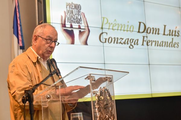 Padre Alberto discursa durante entrega do Prêmio Dom Luís Gonzaga Fernandes, da área dos direitos humanos