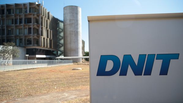 Área de lavoura de banana em Linhares ficou alagada após chuva, ocorrida em 2013; problema teria sido causado por entupimento de manilhas em trecho da BR 101