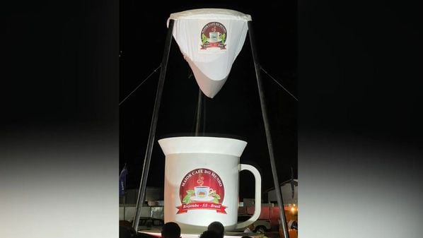 Coador gigante, caminhão-pipa e centenas de quilos de pó de café arábica fazem parte da tradição, que existe há 14 anos no município