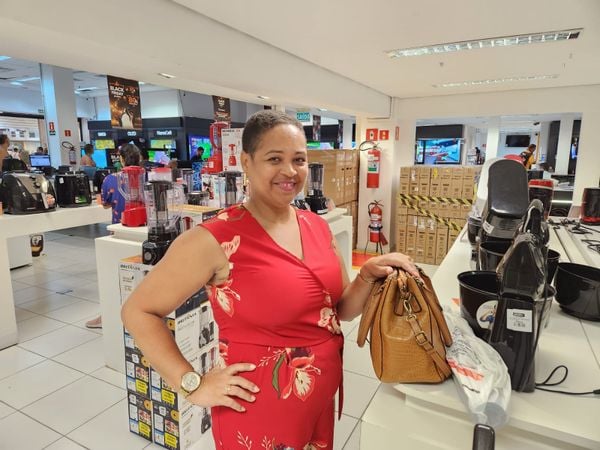 A aposentada Rosângela Crevelário, 47, foi até o shopping procurando por um modelo inverter em promoção