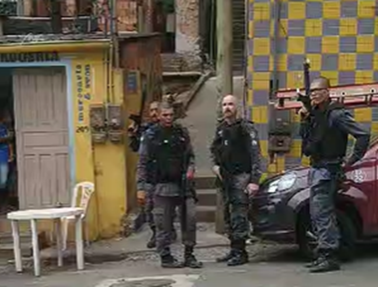 Quando os policiais se encaminhavam para o DPM, criminosos lançaram uma granada contra a equipe, porém o artefato não chegou a detonar