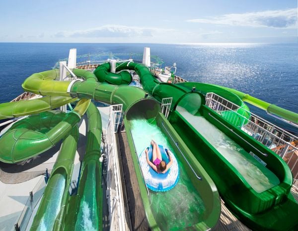 Wild Forest Aquapark: piscina gigante com toboágua e caminhada ecológica nas alturas por Ivan Sarfatti