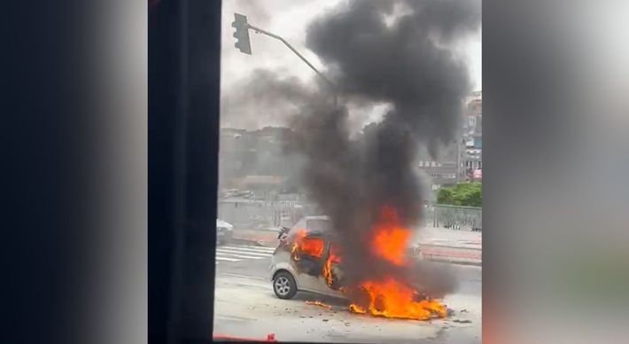Veículo ficou completamente tomado pelas chamas, na manhã desta segunda-feira (27); agentes da Guarda Municipal estão no local orientando os motoristas