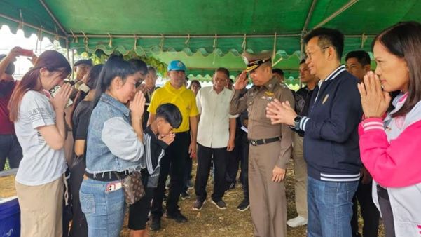 Foto divulgada pela polícia local mostra encontro de familiares dos falecidos com oficiais