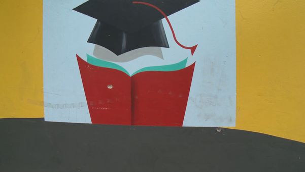 Muro de escola em Itararé, Vitória, ficou com marca de tiros nesta segunda-feira (27)