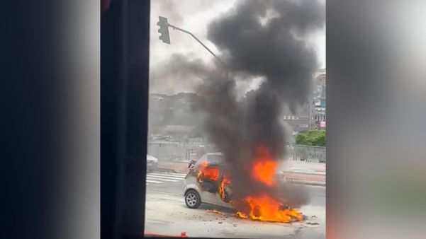 Um carro em chamas tem causado complicações no trânsito em Vitória na manhã desta segunda-feira (27).