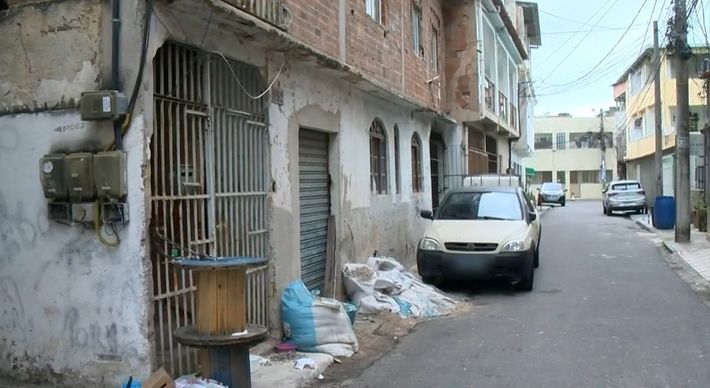 Menor de 15 anos foi atingido na perna e na virilha após suspeito de bicicleta efetuar disparos contra ele e outro adolescente – que não se feriu – na noite de segunda-feira (27)