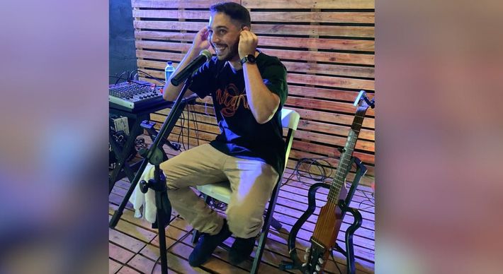 A mesa de som e o violão que sempre acompanhavam João Pedro Leite, de 24 anos, sumiram após criminosos quebrarem o vidro do carro do artista; materiais foram avaliados em R$ 7 mil