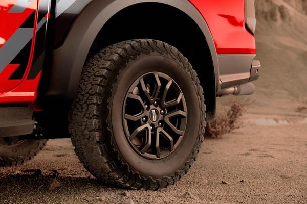 As rodas de liga leve de 17” exclusivas, na cor preta, vêm com pneus 285/70 R17AT Continental Grabber, de perfil alto, com 33” de diâmetro para melhor performance off-road.