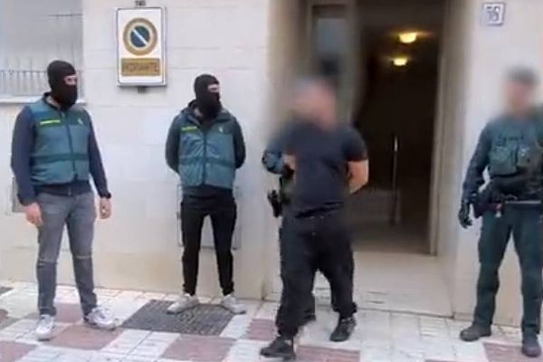 Brasileiros são detidos pela polícia na Espanha por suspeita de vinculação com o Estado Islâmico Brasileiros são detidos pela polícia na Espanha por suspeita de vinculação com o Estado Islâmico