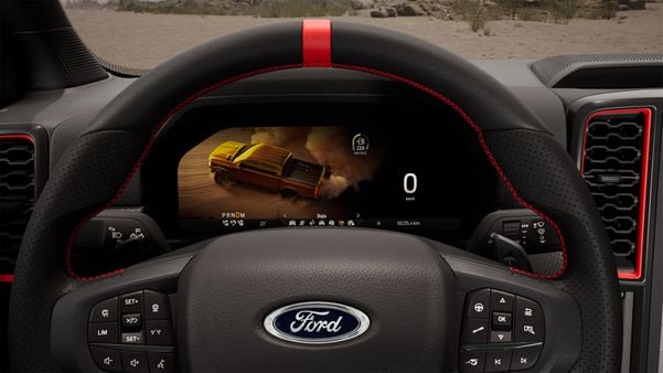 O volante exclusivo traz um marcador central na cor laranja e borboletas para trocas de marcha de magnésio, além de botões de acesso rápido.