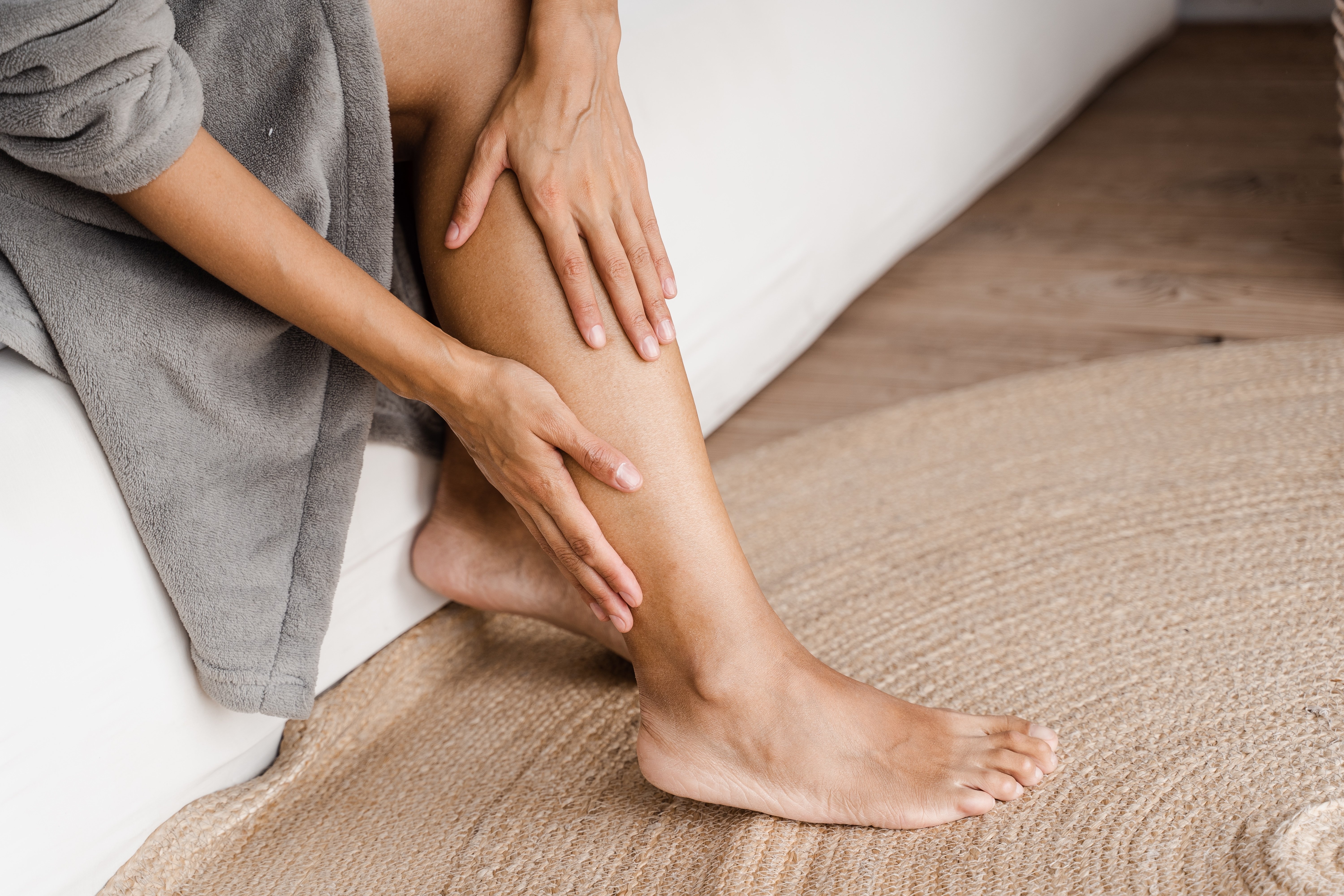 As temperaturas mais altas favorecem a dilatação dos vasos e o inchaço nas pernas, que pode vir acompanhado de dor e até piorar condições como varizes, lipedema e trombose