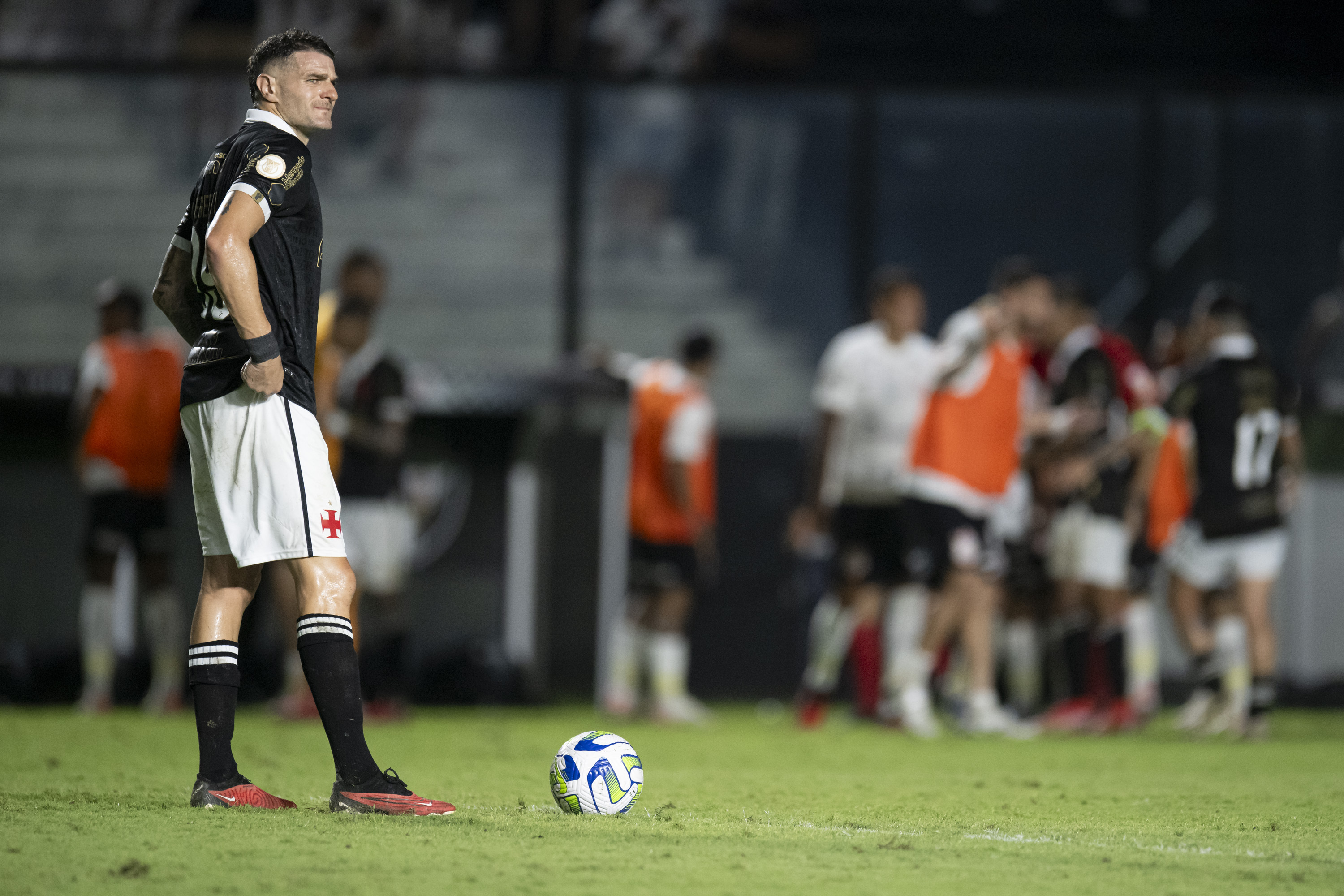 Corinthians segura Grêmio e respira na luta contra rebaixamento