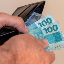 Decisão vai beneficiar 35,2 milhões de segurados; decreto foi publicado quinta-feira (19) em edição extra; aposentados, pensionistas e quem recebe auxílio têm direito, beneficiários do BPC, não