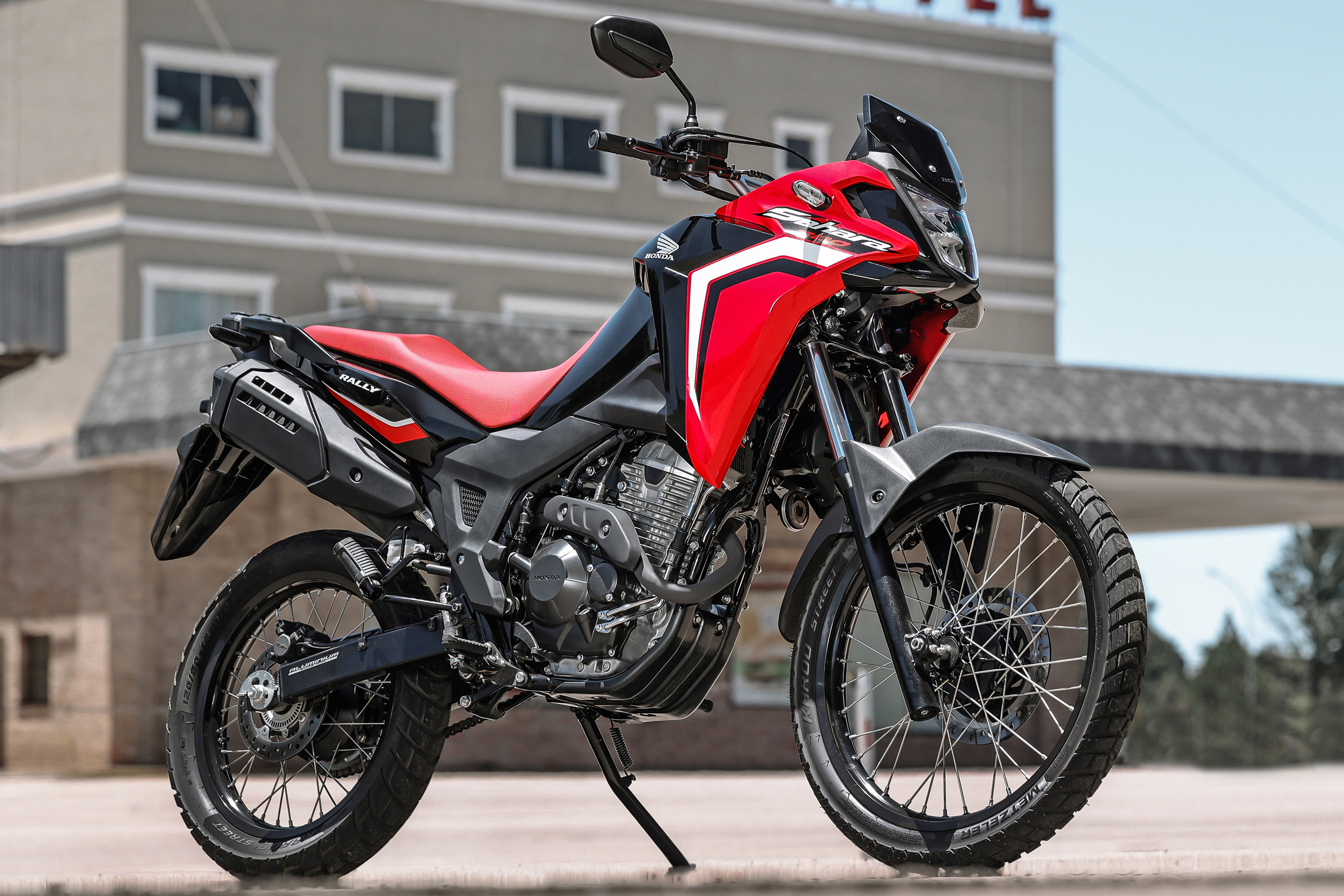 Honda XRE 300 Sahara 2024 chega com design moderno e estilo aventureiro ...