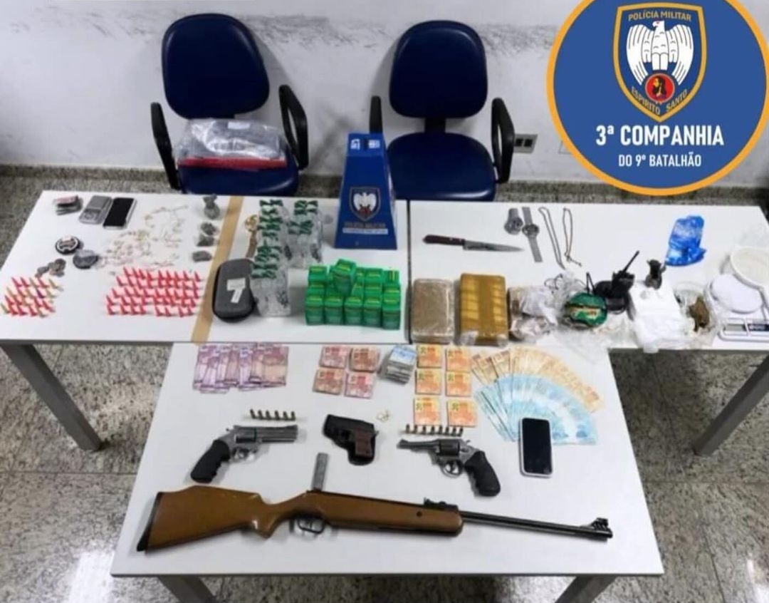 Armas, dinheiro, drogas e 16 caixas de cloridrato de lidocaína - usado para desdobramento de pasta base de cocaína foram encontrados pela PM