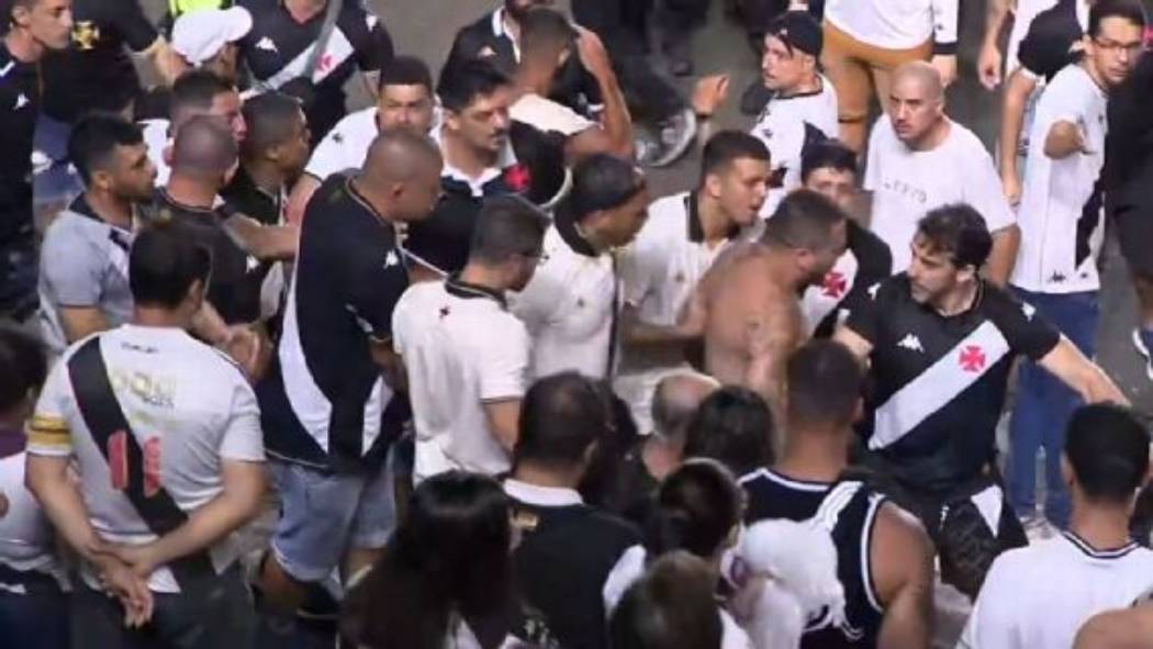 Logo após o quarto gol do Corinthians, houve um princípio de briga na arquibancada entre a torcida do Vasco. Começou com um bate-boca e evoluiu para uma confusão