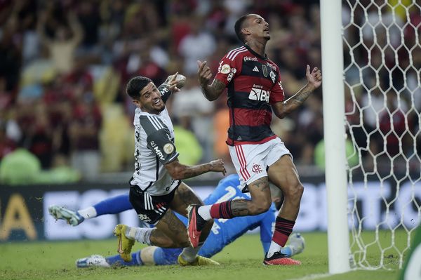 Rubens comemora seu gol diante do Flamengo, enquanto o lateral Wesley lamenta o time ser vazado mais uma vez