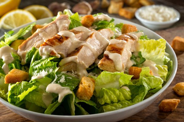 5 receitas de saladas refrescantes e saborosas para o verão