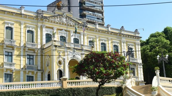 Período de "decadência" é detalhadamente explorado pelos autores, que contextualizam as causas e as manifestações desse colapso, que levou o Estado a ser conhecido negativamente em nível naciona